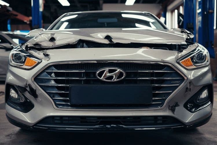 Повреждения кузова Hyundai. Находится в мастерской