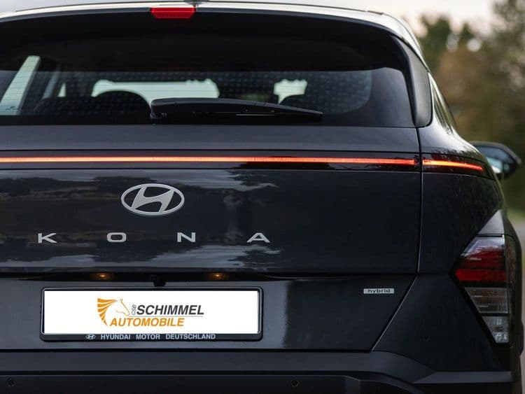 Hyundai KONA в черном цвете, вид сзади