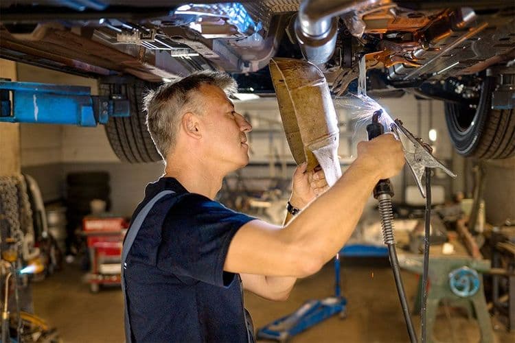 Karosserieschäden an Hyundai. Er steht in einer Werkstatt